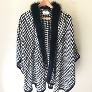 Checked cape with authentic fox fur collar